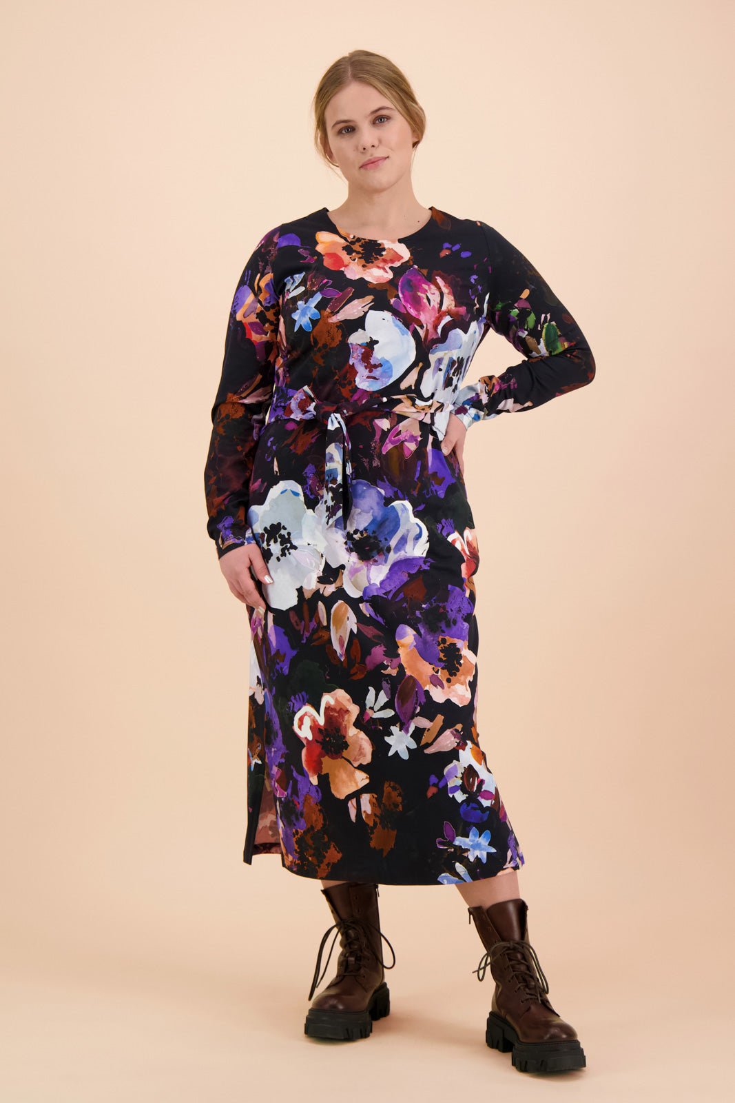 Naisten musta puuvillamekko kukkakuviolla | modelheight:168, size:M
