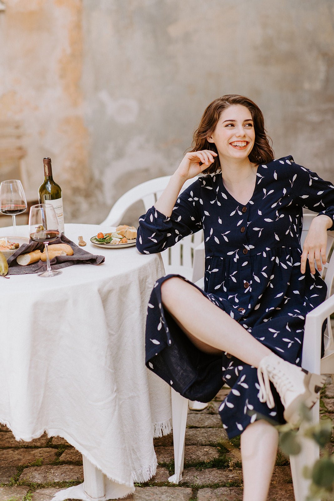 Naisten tummansininen puuvillamekko lehtikuosilla