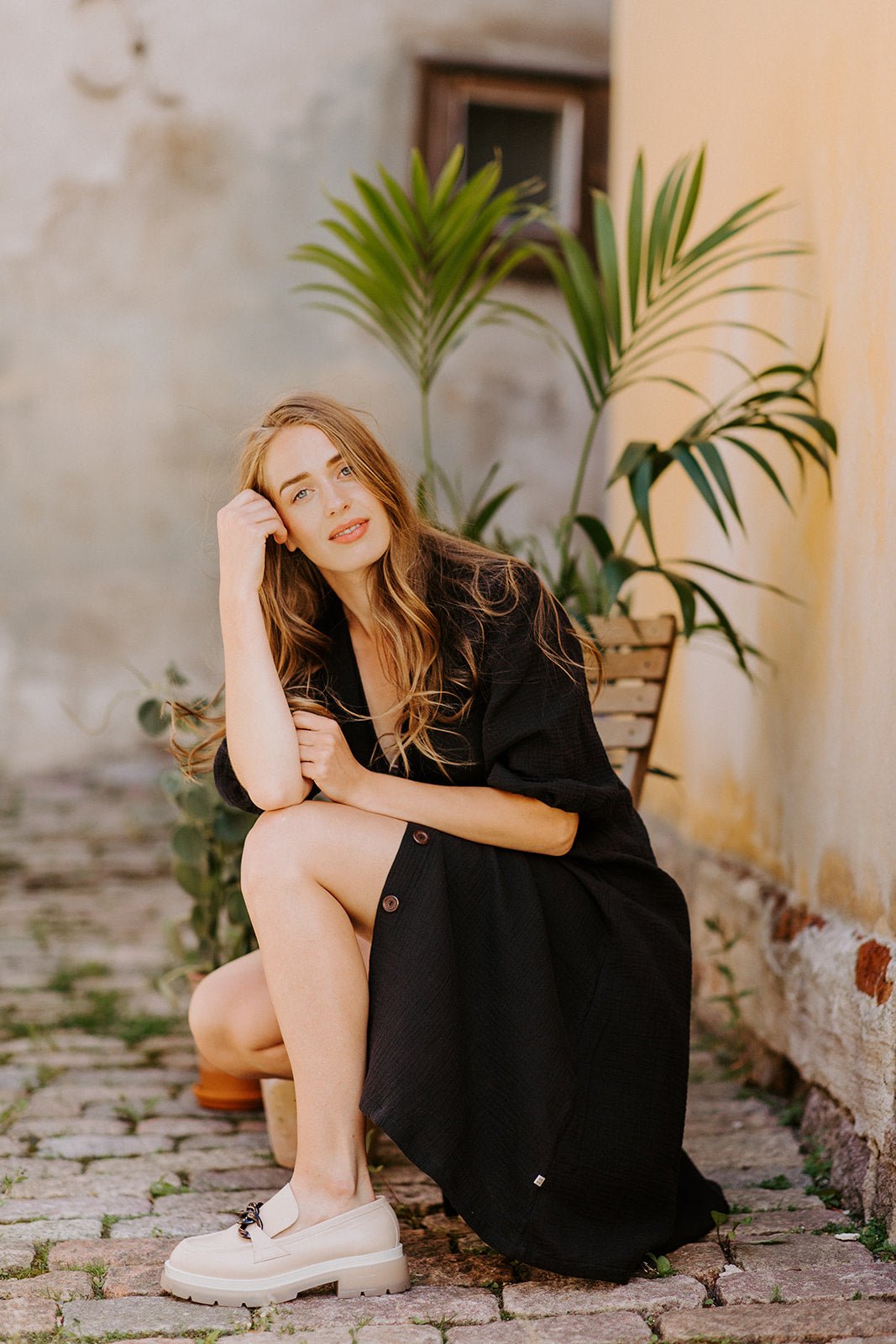 Naisten musta musliininen nappihame