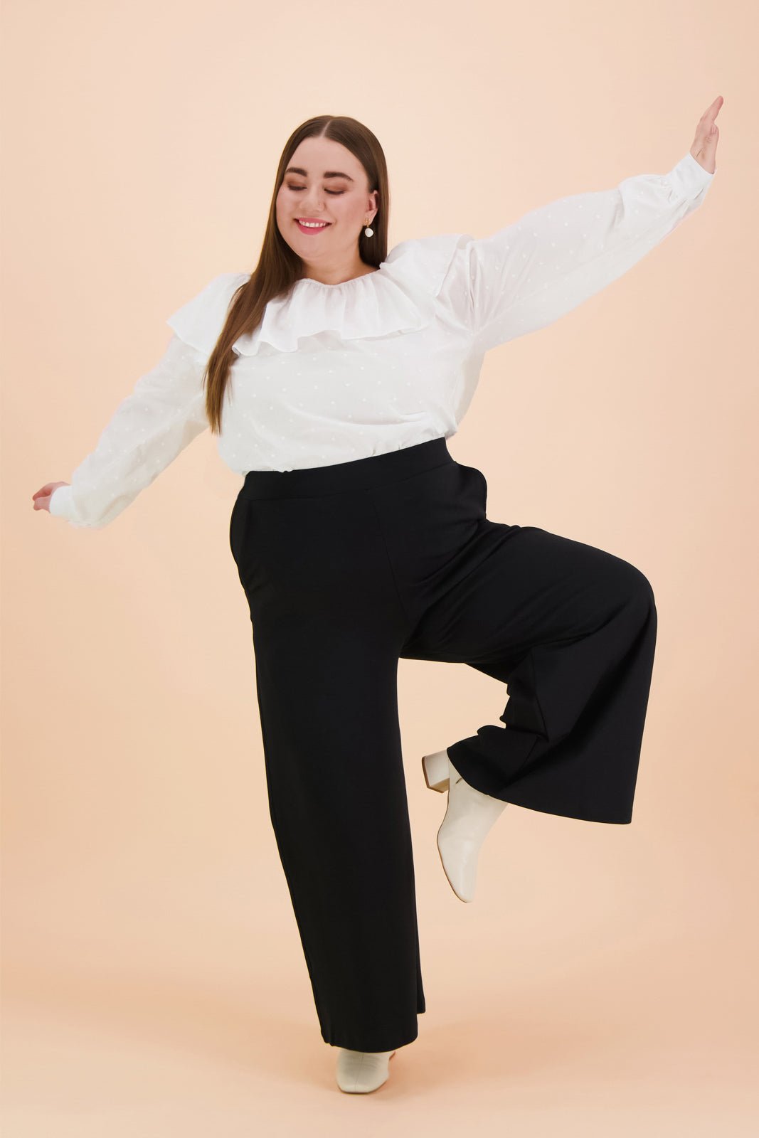 Naisten mustat culottes-housut | modelheight:160, size:XL