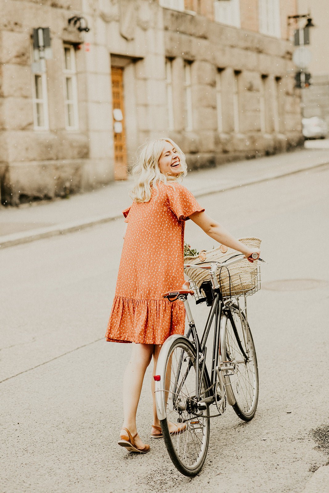 Naisten oranssi puuvillamekko minimalistisella kuosilla | modelheight:167, size:XS