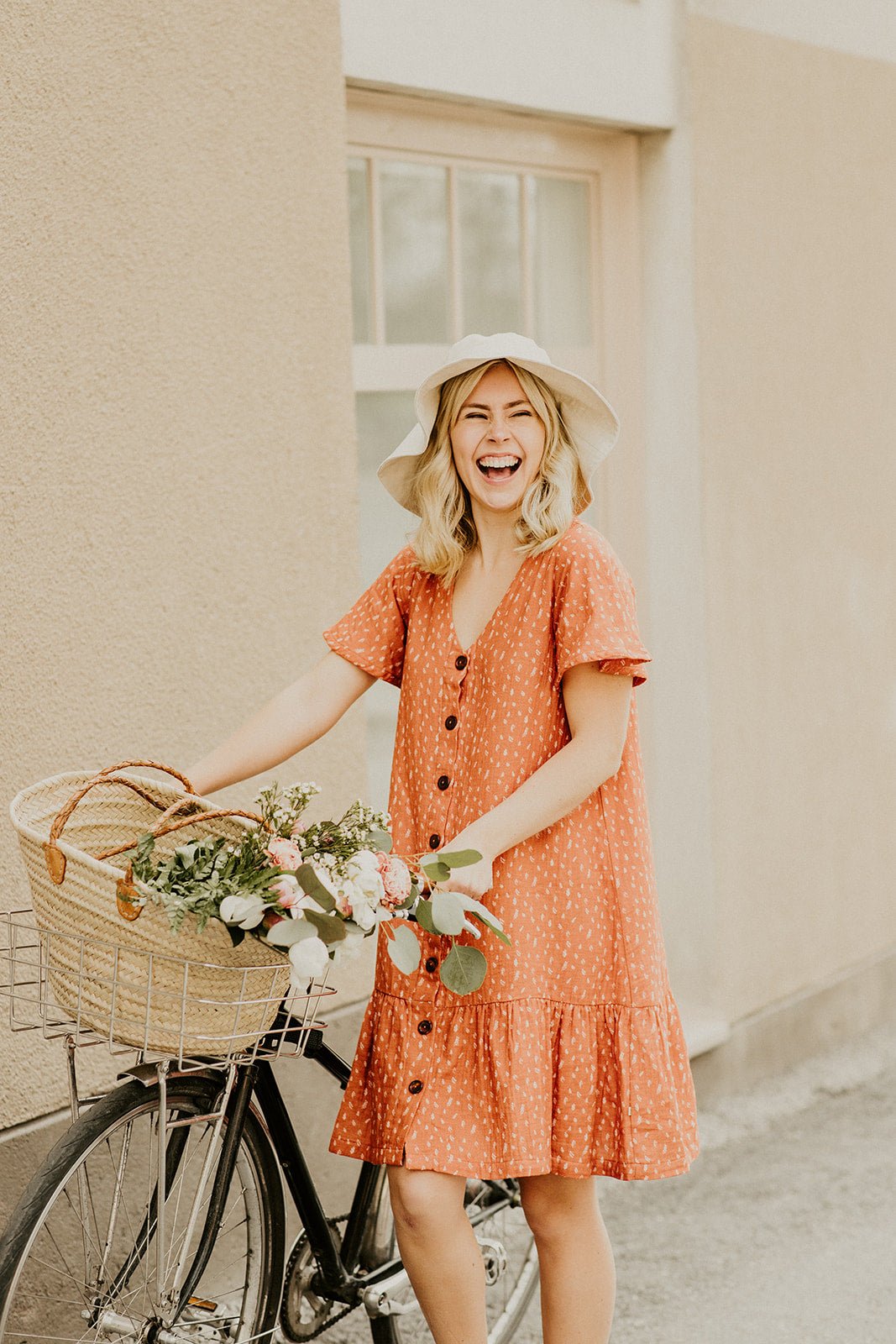 Naisten oranssi puuvillamekko minimalistisella kuosilla | modelheight:167, size:XS