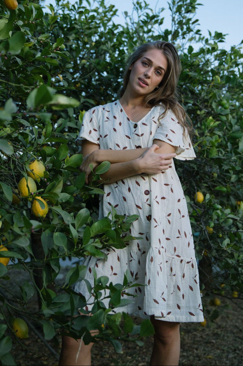 Naisten luonnonvalkoinen puuvillamekko lehtikuosilla | modelheight:175, size:XS