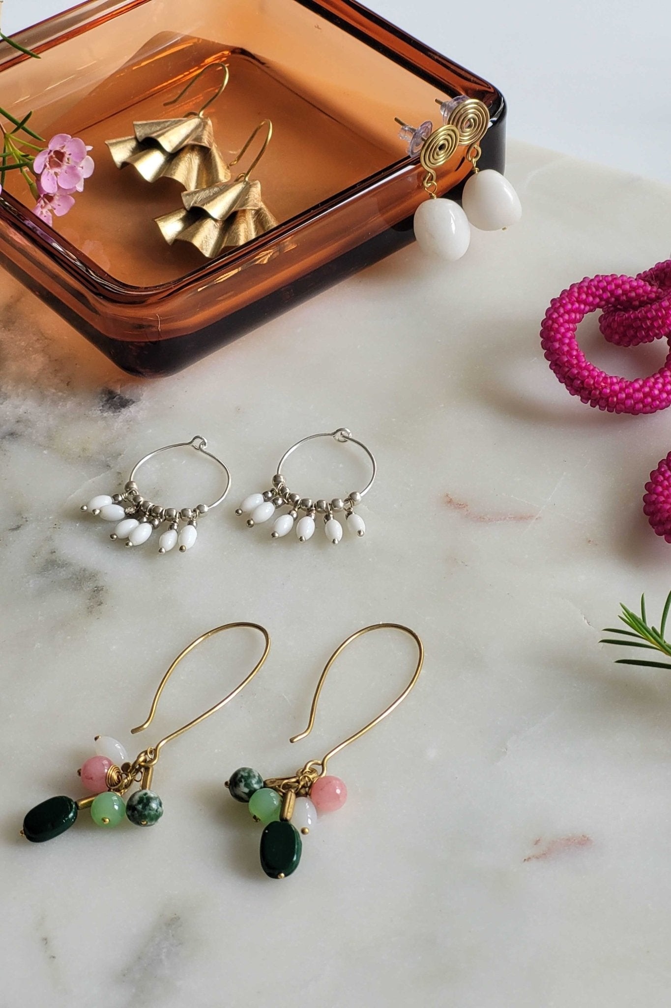 Nepalissa käsintehdyt messinkiset naisten korvakorut