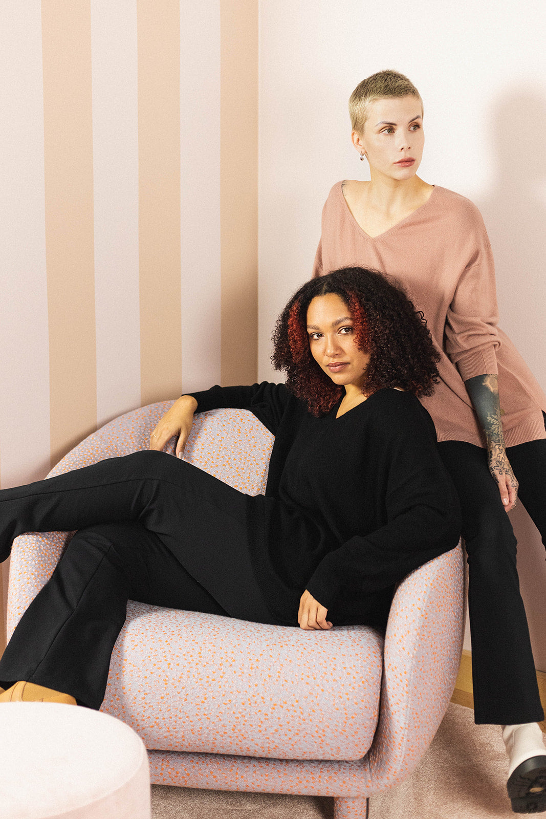 Naisten mustat trumpettihousut