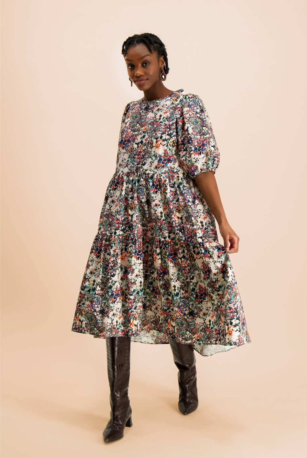Naisten värikäs puuvillamekko kukkakuviolla | modelheight:169, size:S