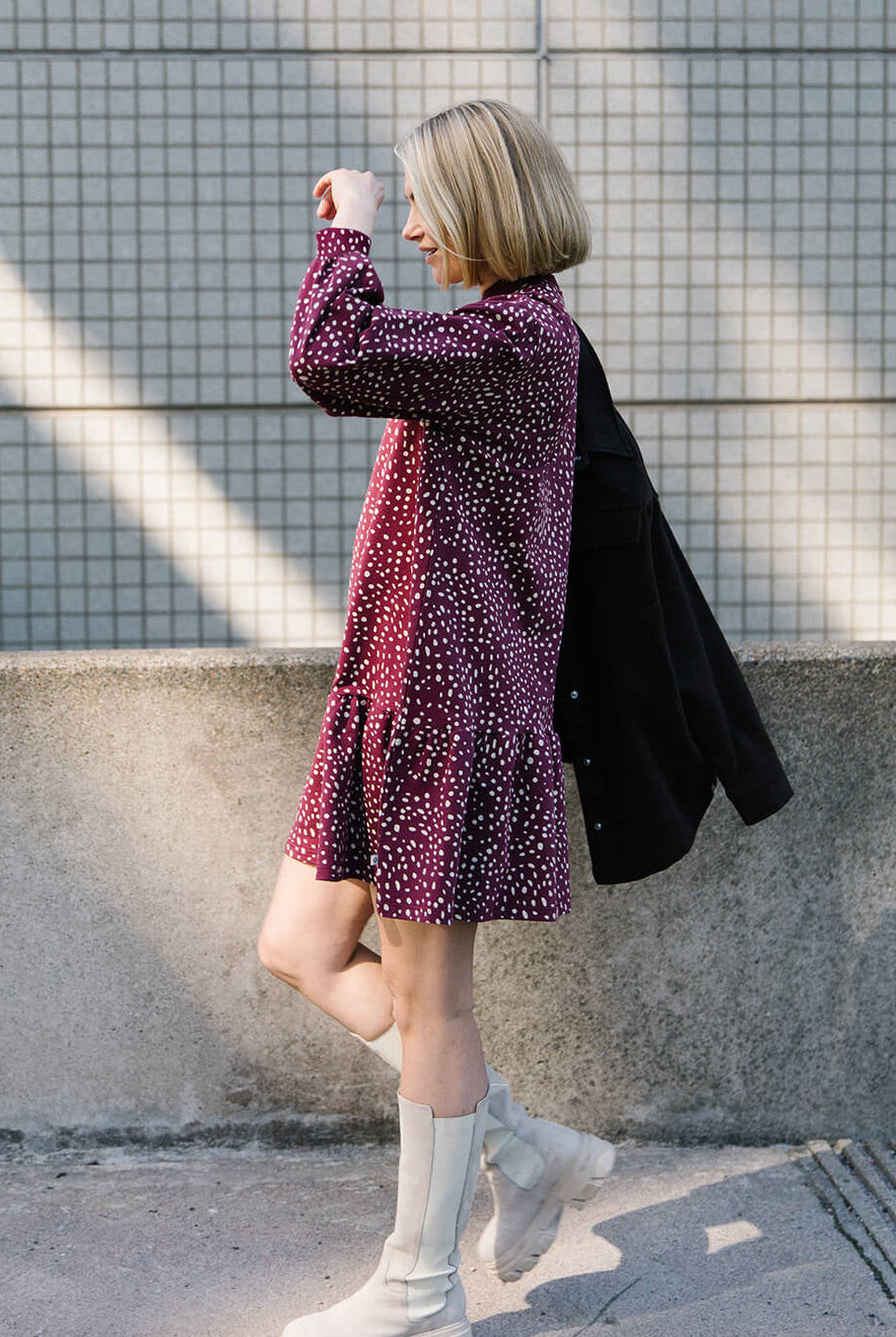 Naisten viininpunainen puuvillacollagemekko pilkullisella kuosilla| modelheight:179, size:XS