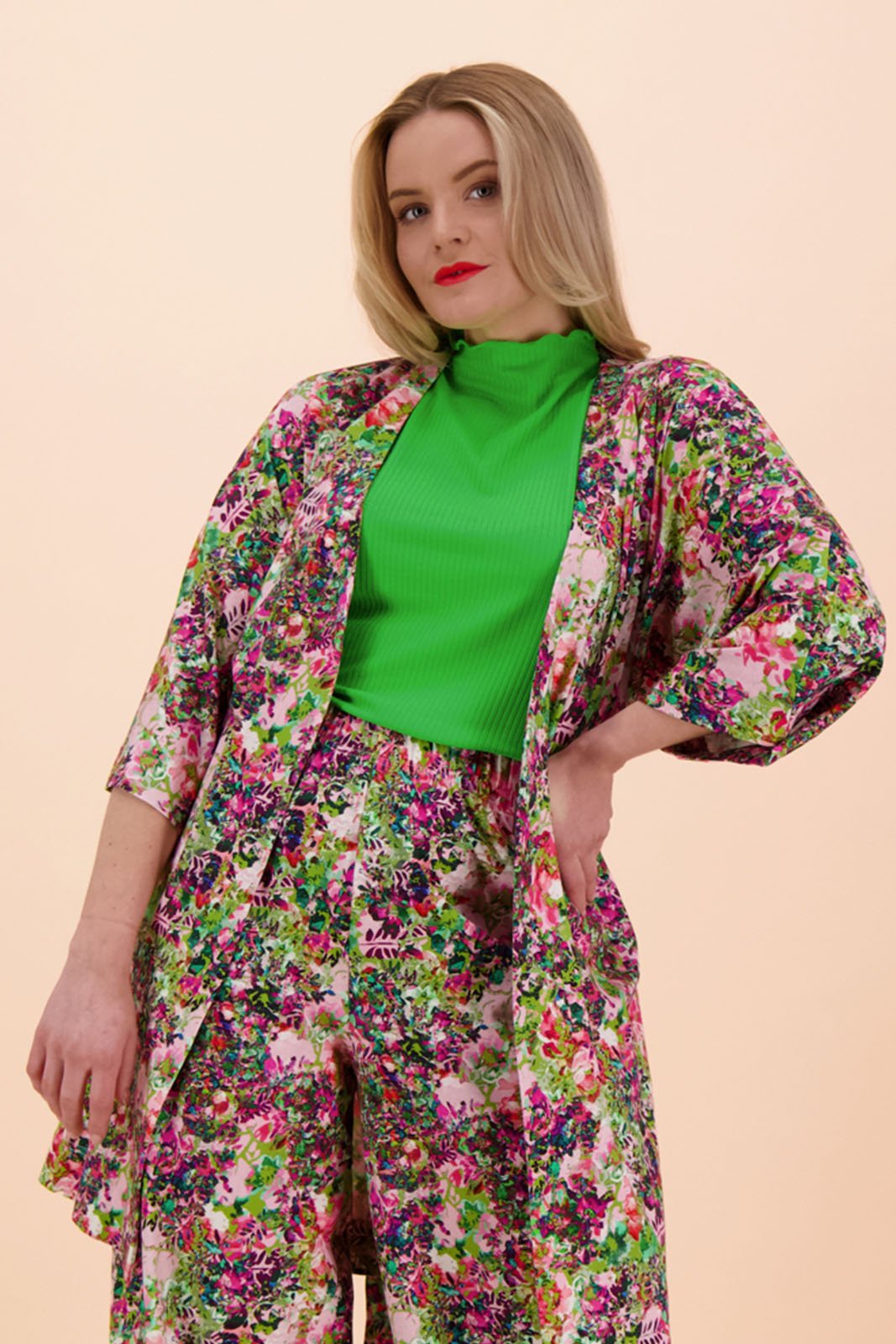 Naisten värikäs puuvillatakki kukkakuviolla