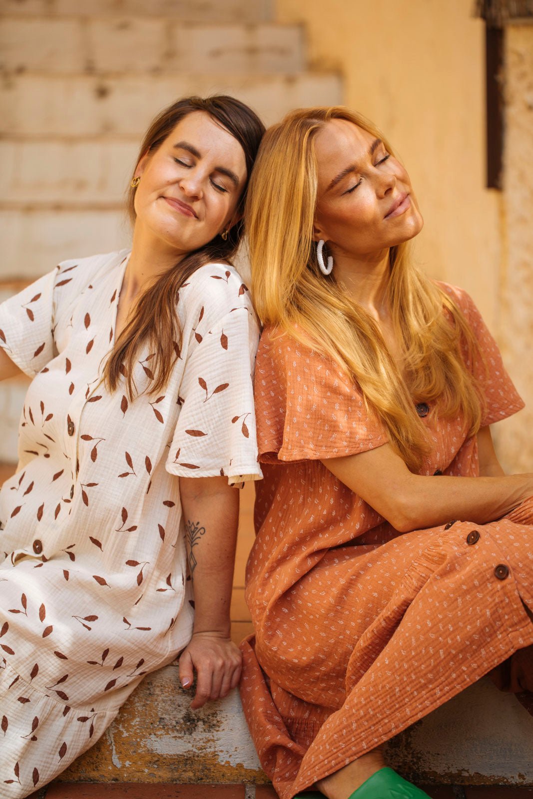 Naisten oranssi puuvillamekko minimalistisella kuosilla