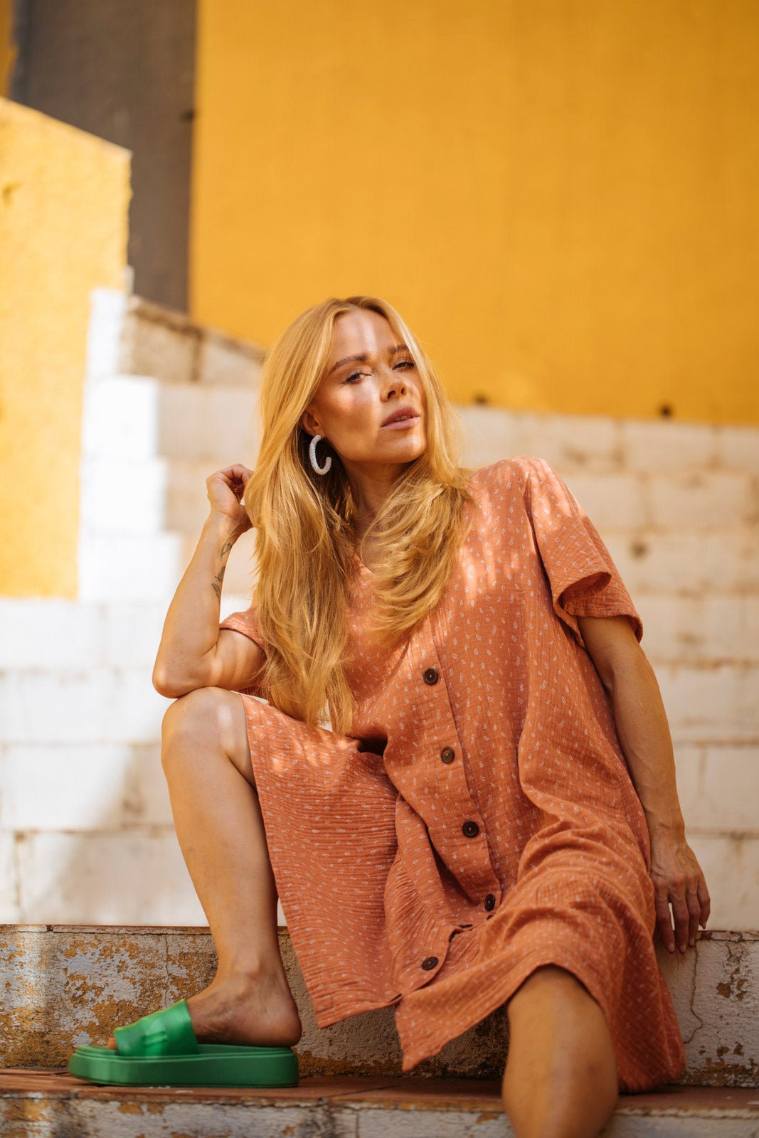 Naisten oranssi puuvillamekko minimalistisella kuosilla | modelheight:154, size:XS