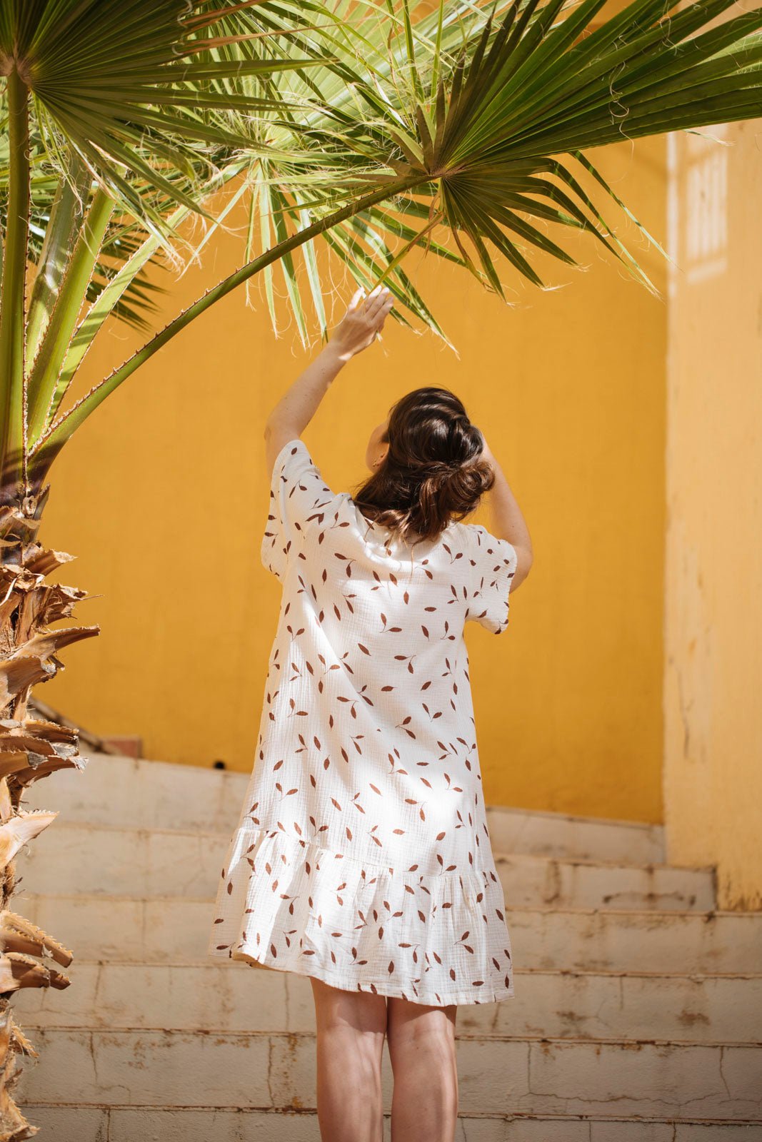 Naisten luonnonvalkoinen puuvillamekko lehtikuosilla