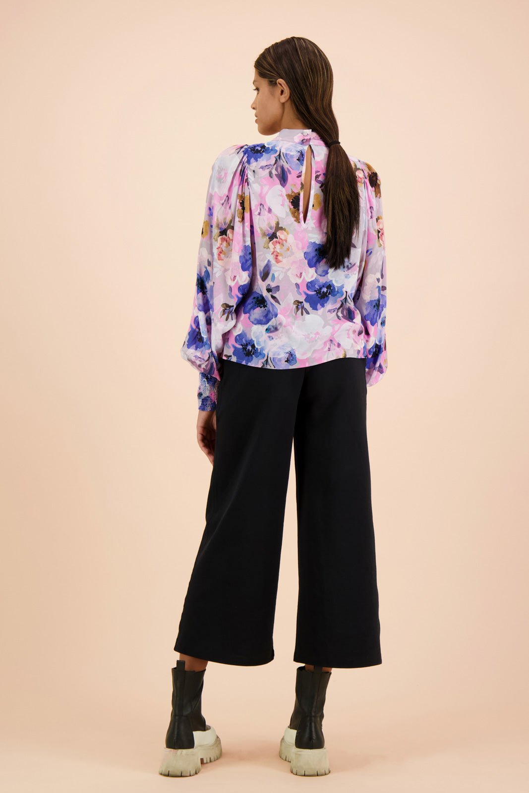 Naisten liila paita kukkakuviolla | modelheight:174, size:XS