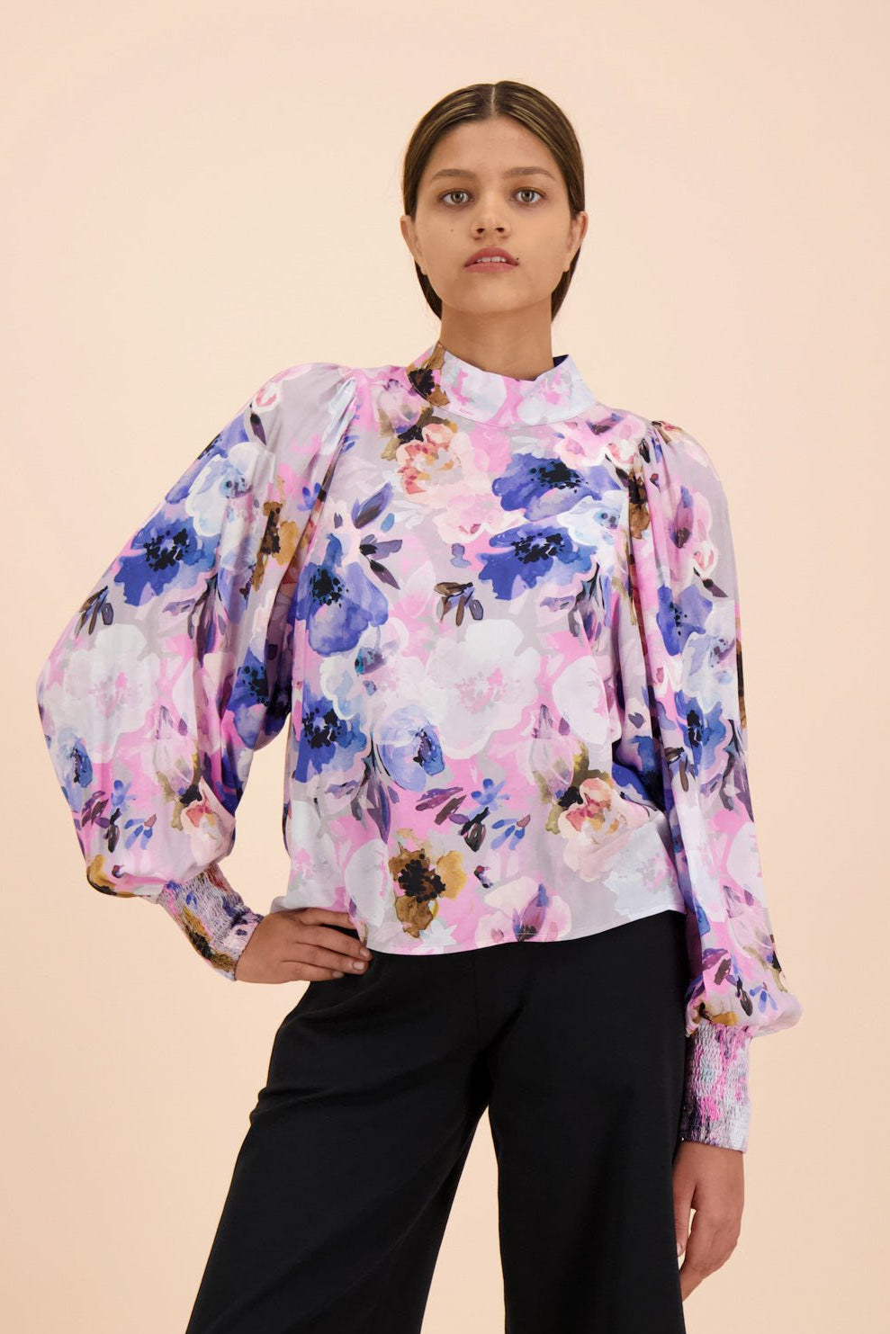 Naisten liila paita kukkakuviolla | modelheight:174, size:XS