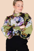 Naisten vihreä paita kukkakuviolla