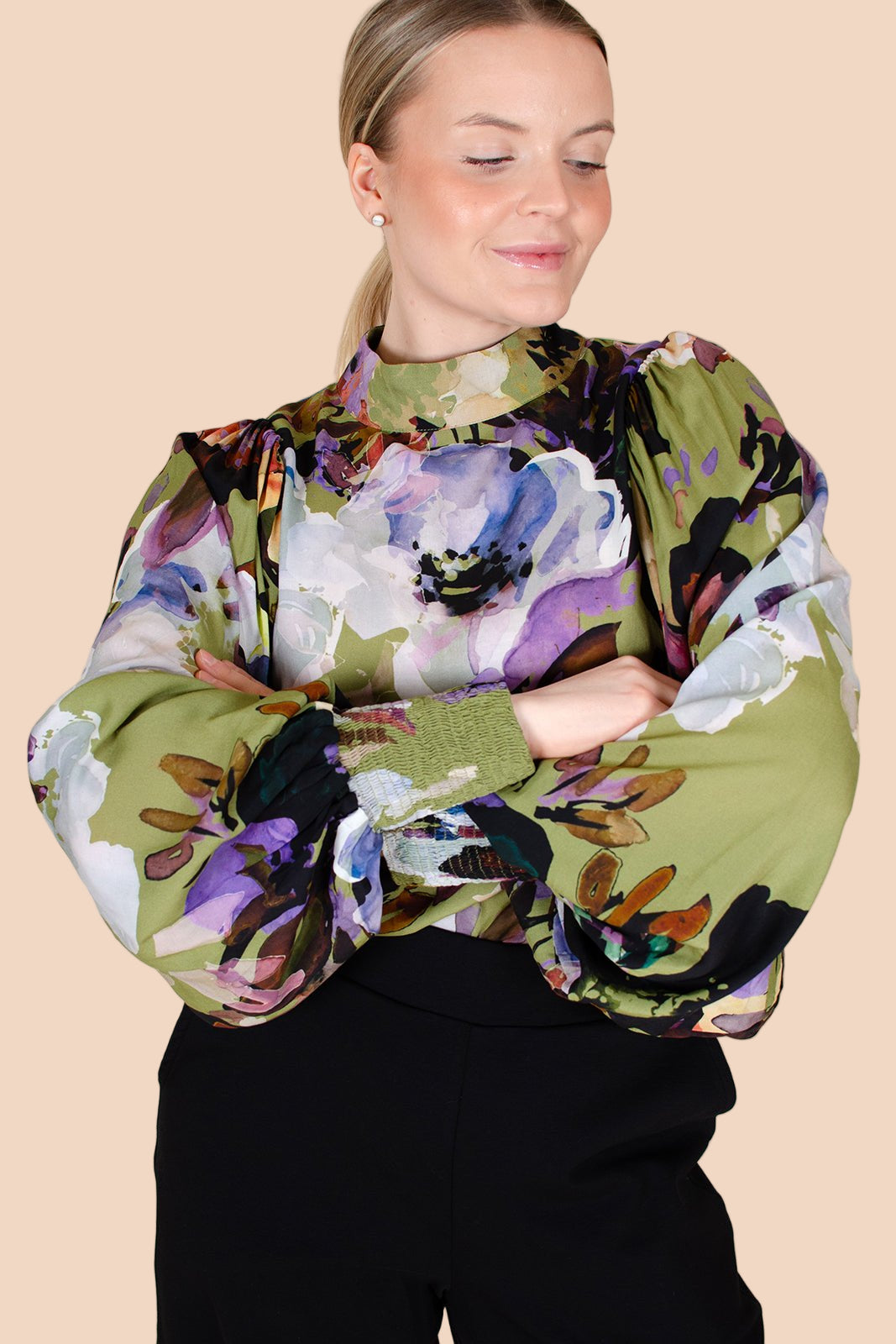 Naisten vihreä paita kukkakuviolla