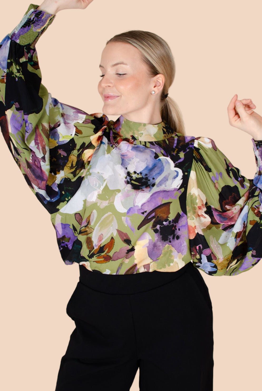 Naisten vihreä paita kukkakuviolla