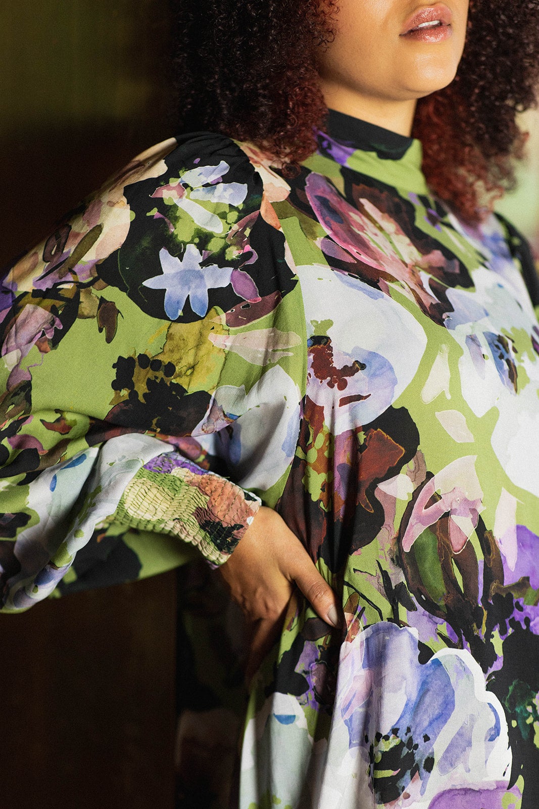 Naisten vihreä juhlamekko isolla kukkakuosilla