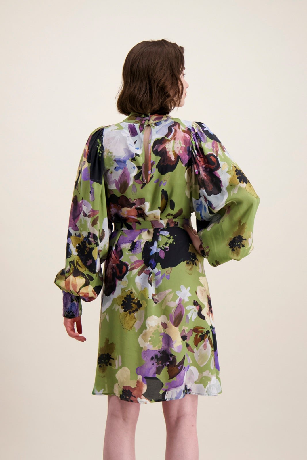 Naisten vihreä juhlamekko isolla kukkakuosilla | modelheight:175, size:XS