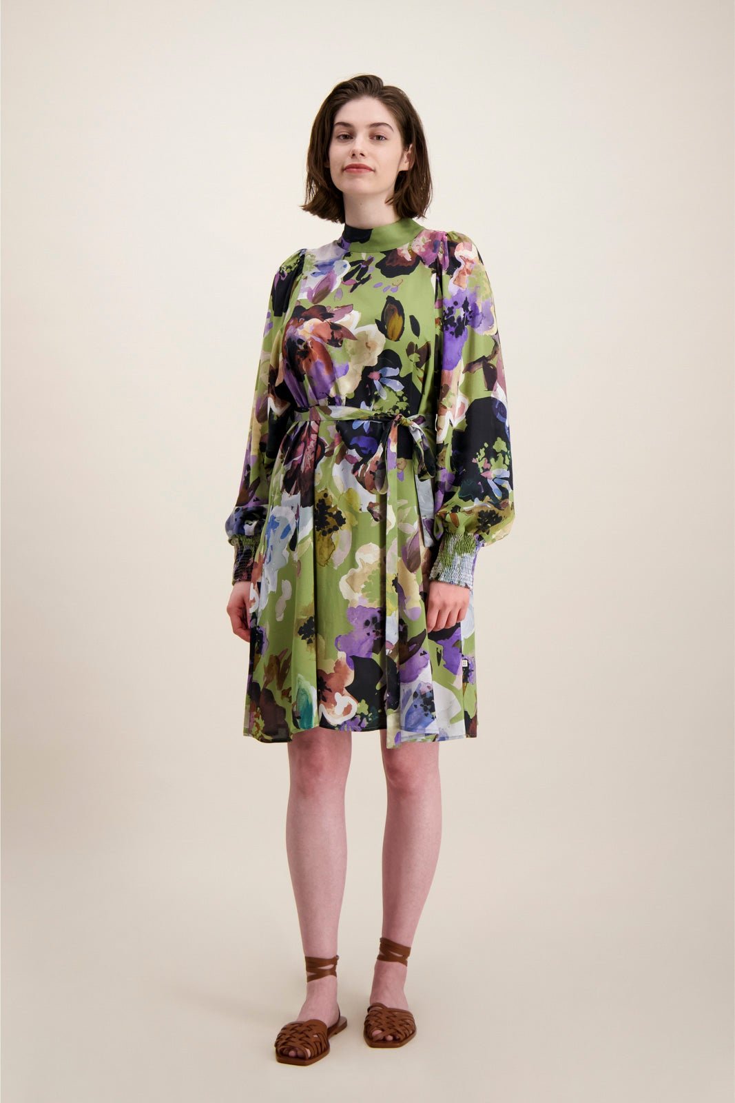 Naisten vihreä juhlamekko isolla kukkakuosilla | modelheight:175, size:XS