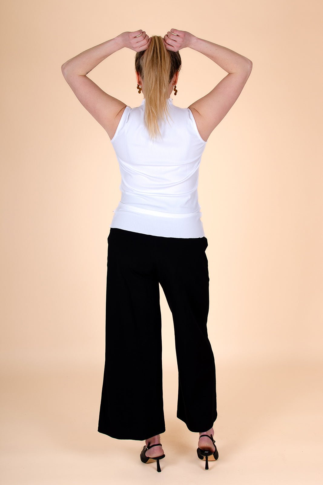 Naisten valkoinen toppi | modelheight:166, size:M