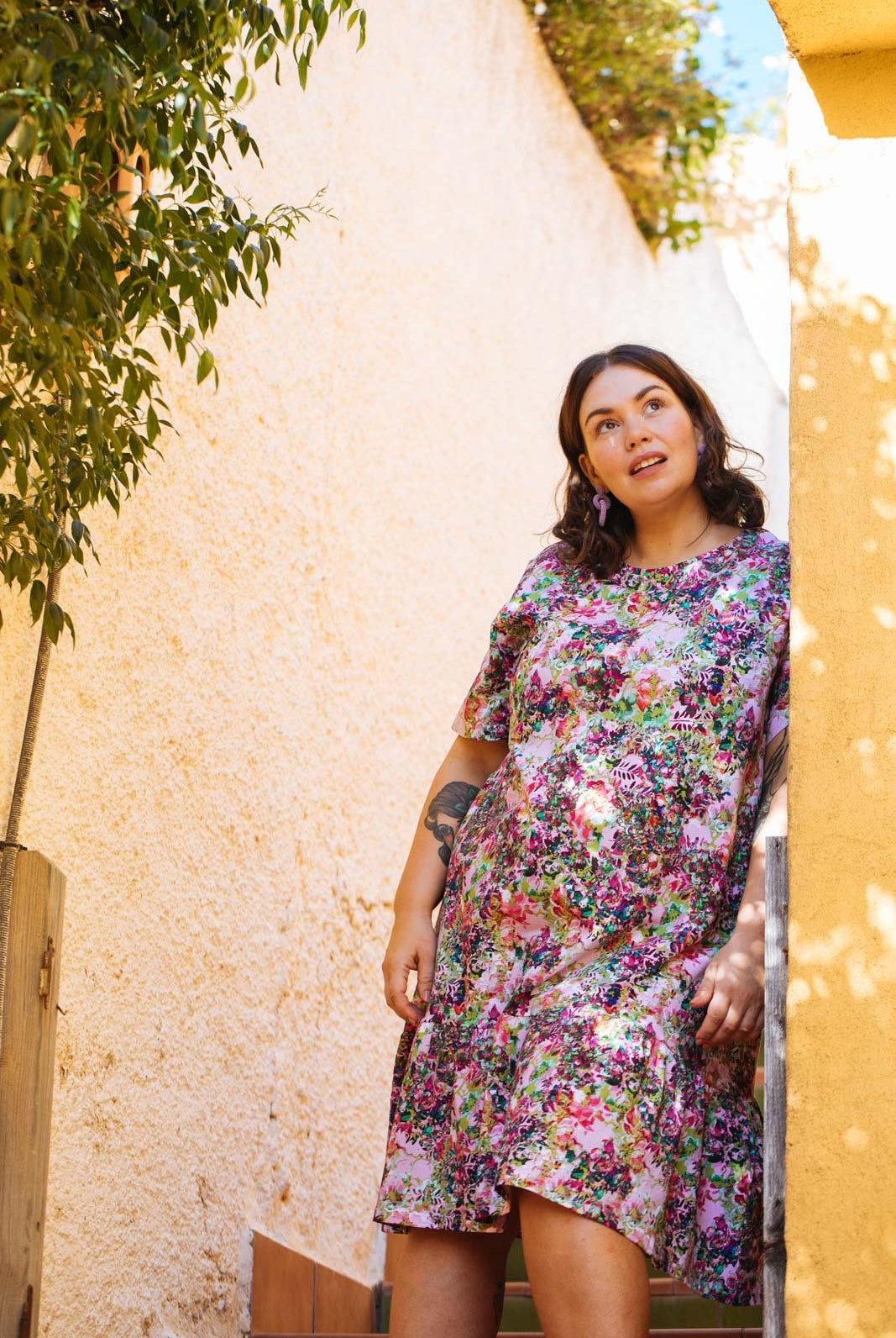 Naisten värikäs puuvillamekko kukkakuviolla | modelheight:166, size:XL