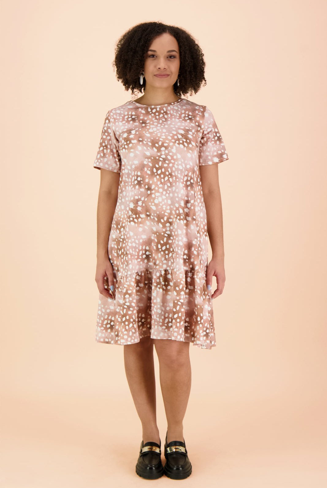 Naisten ruskea puuvillamekko pilkullisella kuviolla