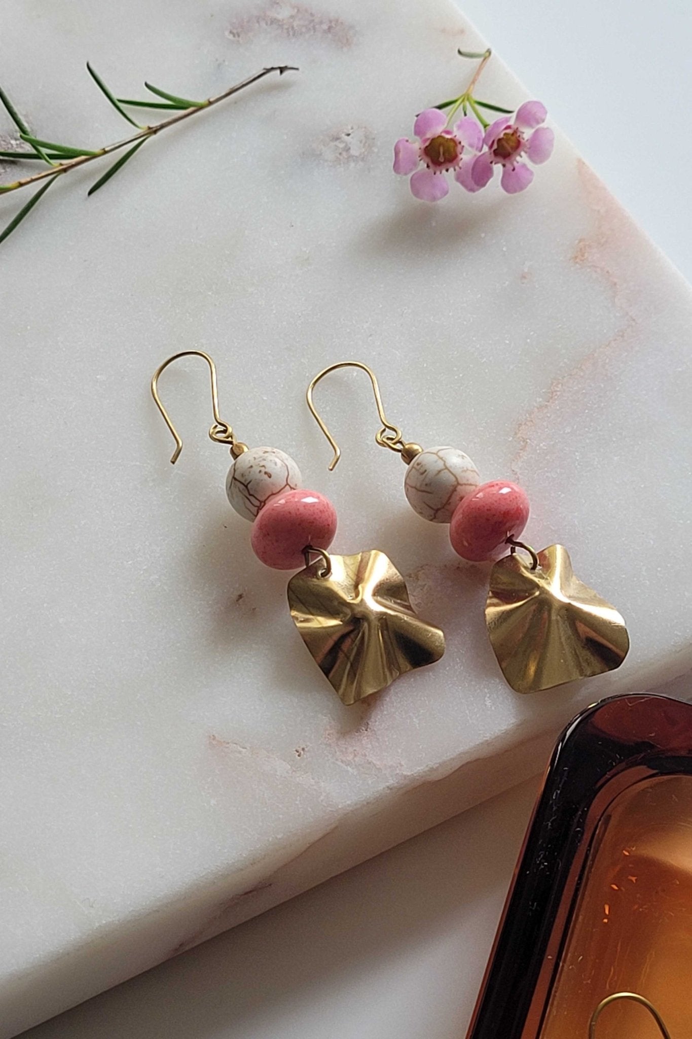 Nepalissa käsintehdyt messinkiset naisten korvakorut