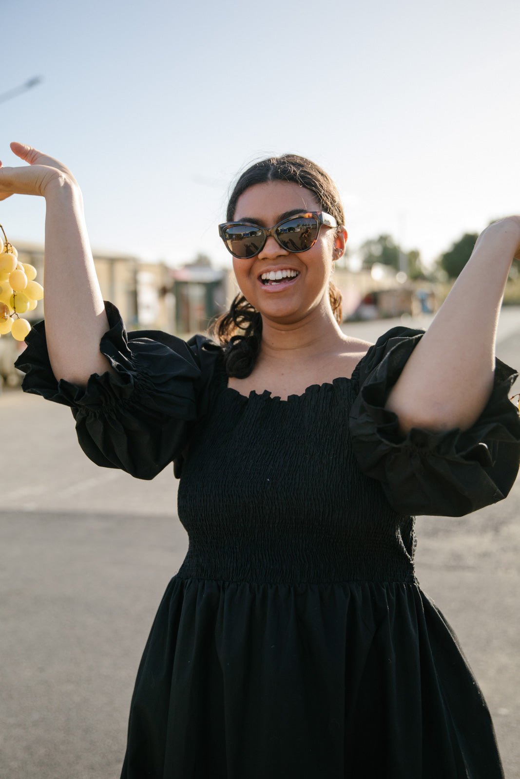 Naisten musta puhvihihainen midi-mittainen mekko
