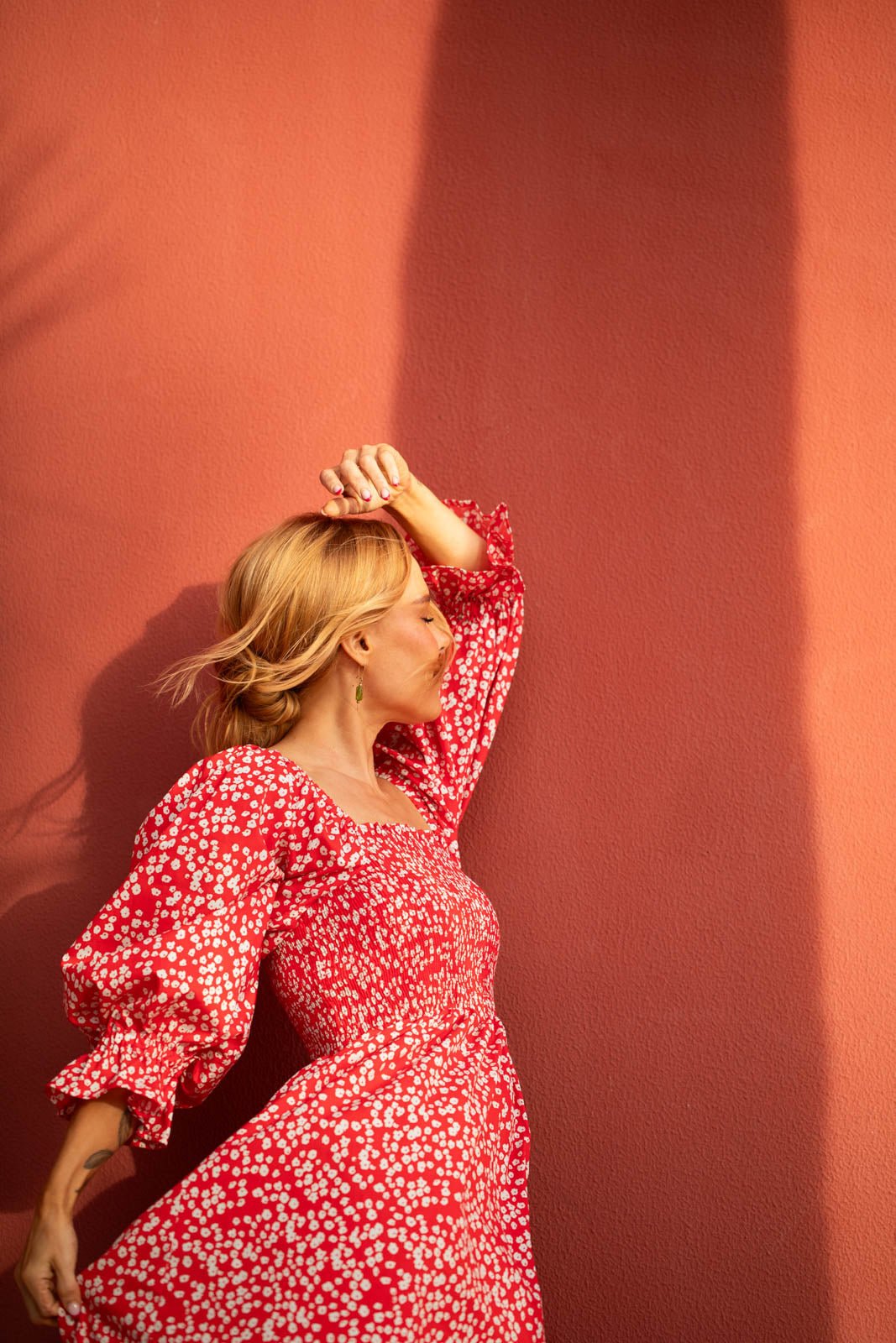 Naisten punainen puuvillamekko kukkakuviolla