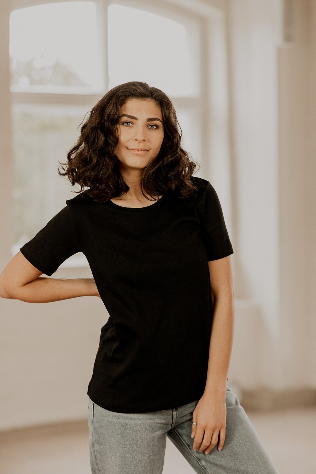 Naisten musta puuvillainen t-paita | modelheight:165, size:XS