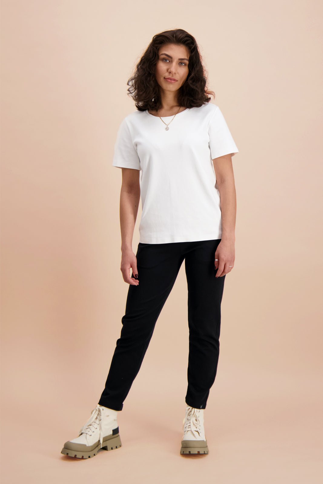 Naisten valkoinen puuvillainen t-paita | modelheight:165, size:XS