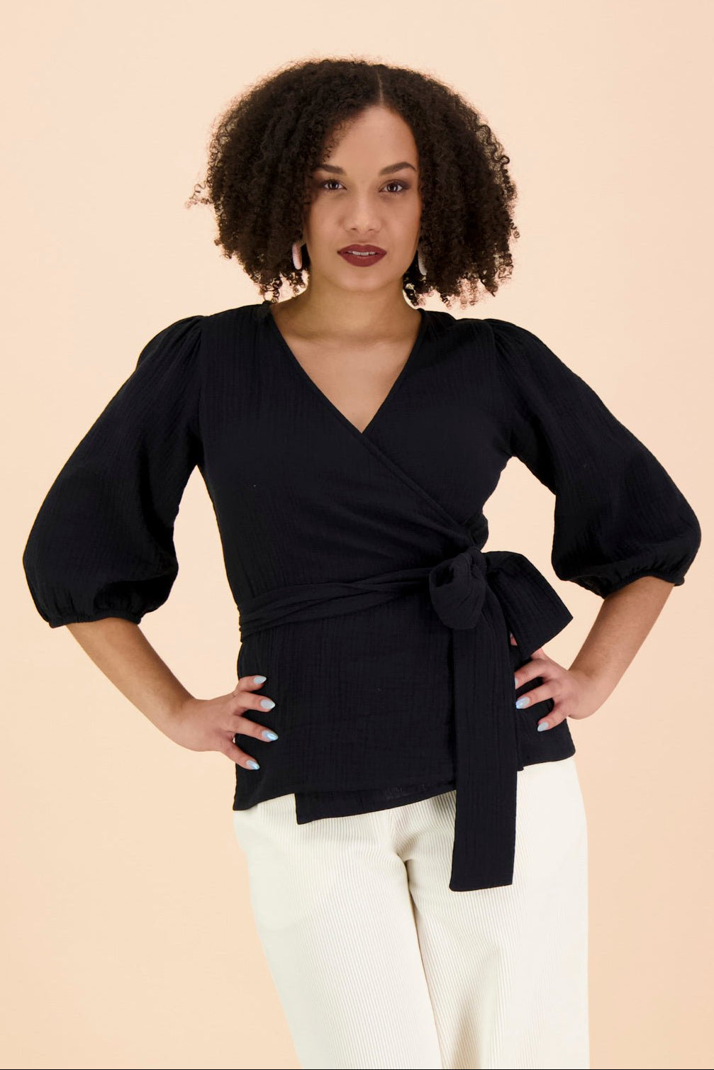 Naisten musta musliininen kietaisupaita | modelheight:160, size:XS