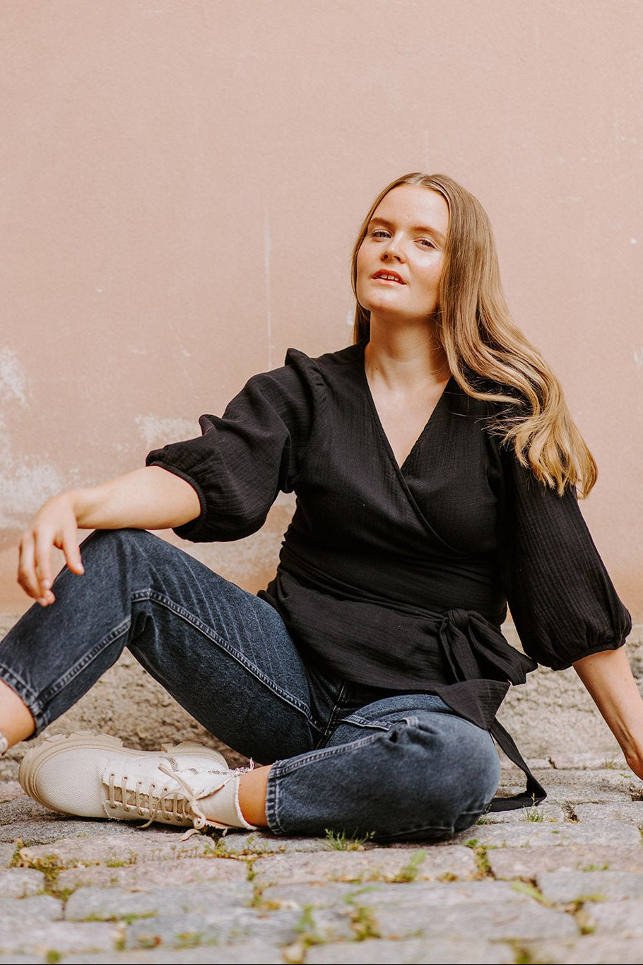 Naisten musta musliininen kietaisupaita | modelheight:166, size:M