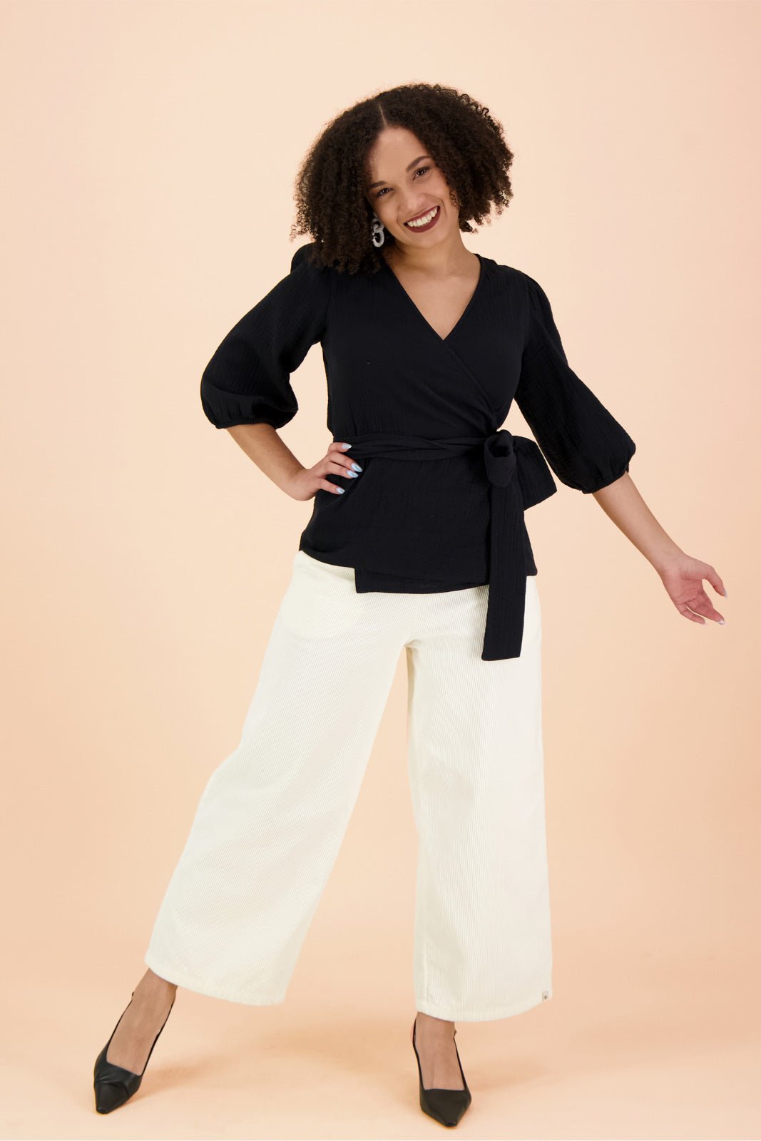 Naisten musta musliininen kietaisupaita | modelheight:160, size:XS