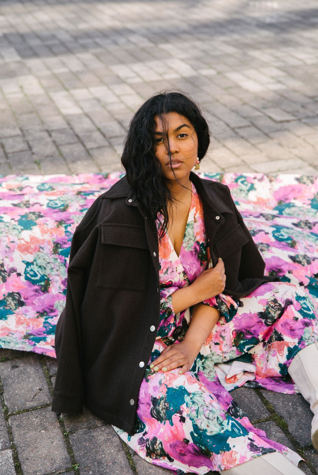 Naisten pinkki viskoosikreppimekko maalatulla kuosilla