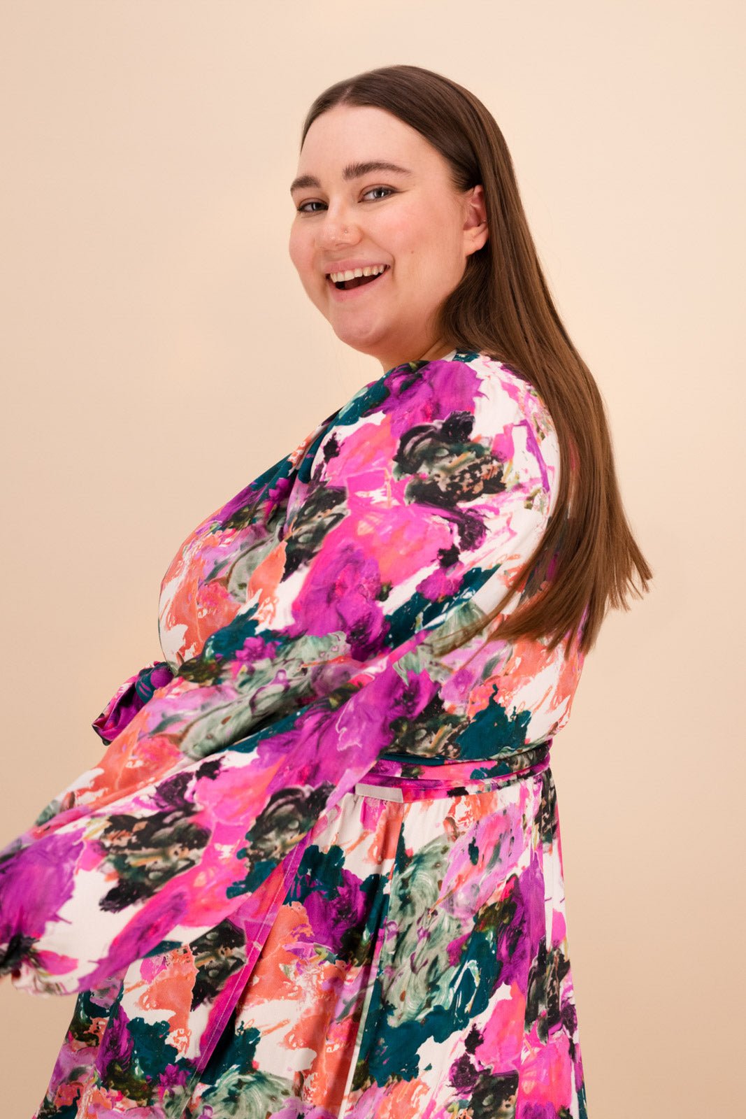 Naisten pinkki viskoosikreppimekko maalatulla kuosilla