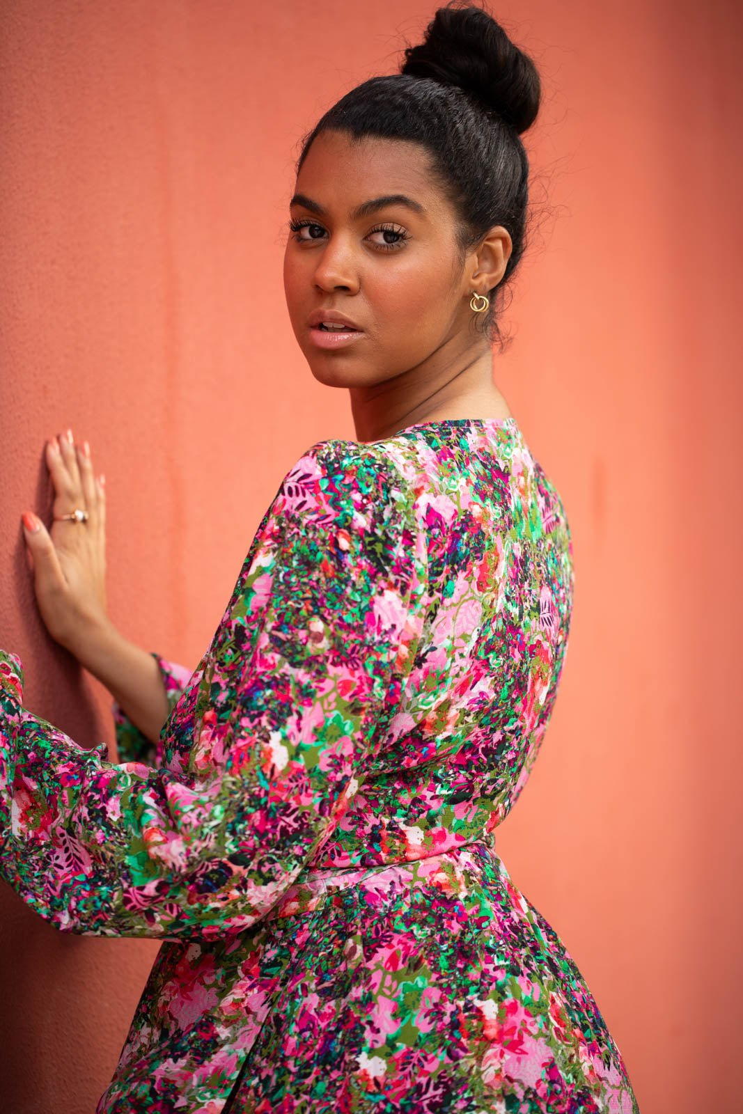 Naisten värikäs viskoosikreppimekko kukkakuviolla