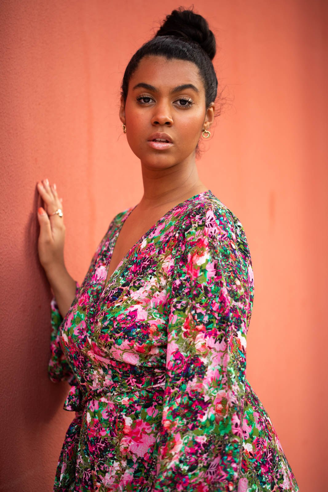 Naisten värikäs viskoosikreppimekko kukkakuviolla