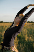 Naisten musta kietaisupaita