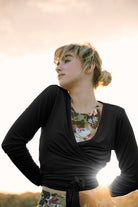 Naisten musta kietaisupaita