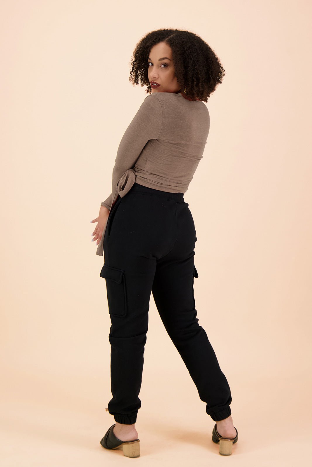 Naisten beige kietaisupaita | modelheight:160, size:XS