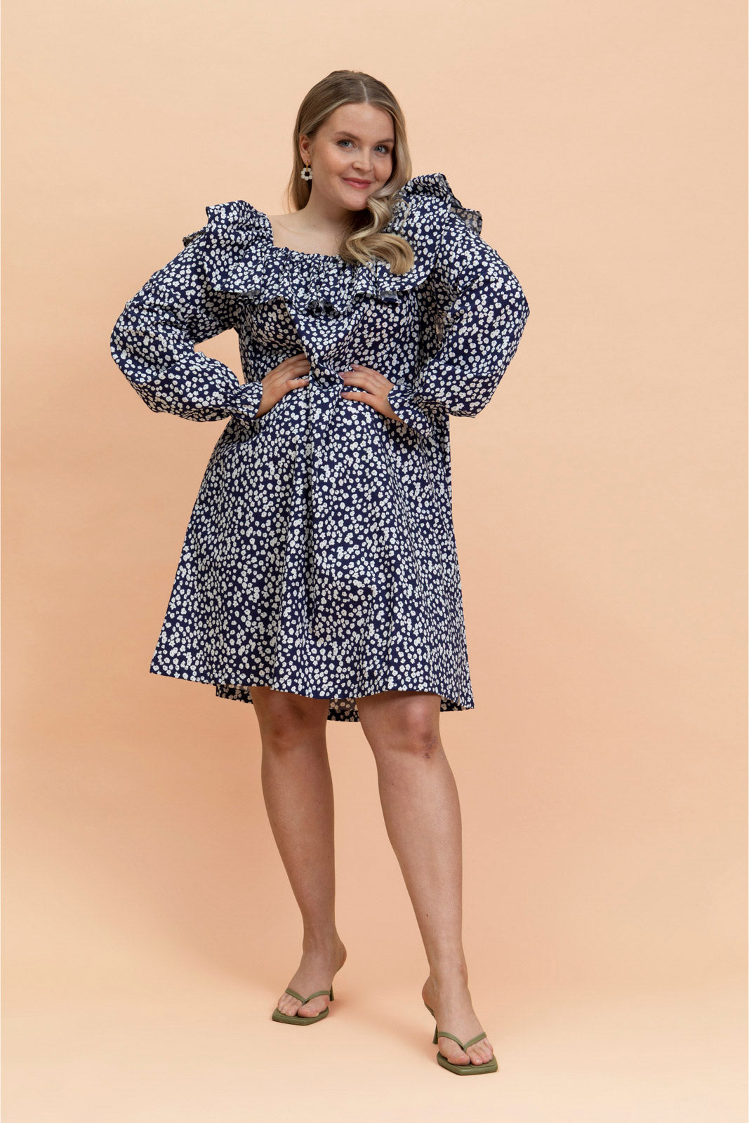 Naisten tummansininen mekko minimalistella kukkakuosilla| modelheight:166, size:M