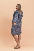 Naisten tummansininen mekko minimalistella kukkakuosilla| modelheight:166, size:M