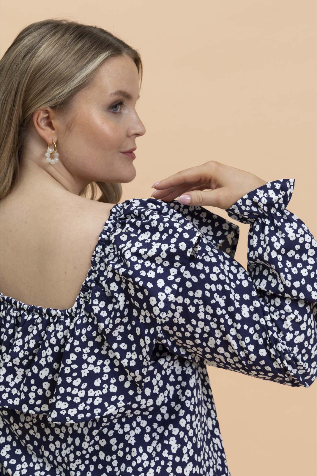 Naisten tummansininen mekko minimalistella kukkakuosilla| modelheight:166, size:M