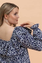 Naisten tummansininen mekko minimalistella kukkakuosilla| modelheight:166, size:M