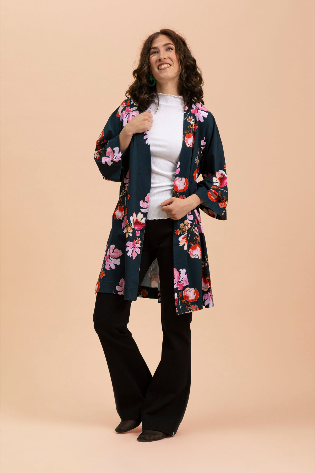 Naisten tummansininen puuvillatakki kukkakuviolla  | modelheight:163, size:XS