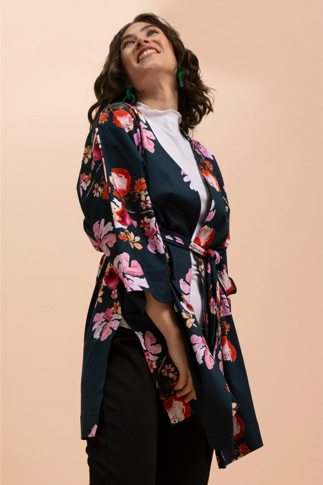 Naisten tummansininen puuvillatakki kukkakuviolla  | modelheight:163, size:XS