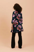 Naisten tummansininen puuvillatakki kukkakuviolla  | modelheight:163, size:XS