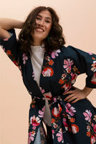 Naisten tummansininen puuvillatakki kukkakuviolla  | modelheight:163, size:XS