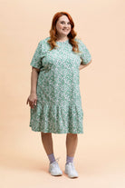 Naisten vihreä t-paitamekko minimalistisella kukkakuosilla | modelheight:166, size:XL